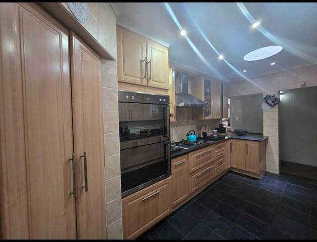 5 BEDROOM HOUSE FOR SALE IN GREENHILLS